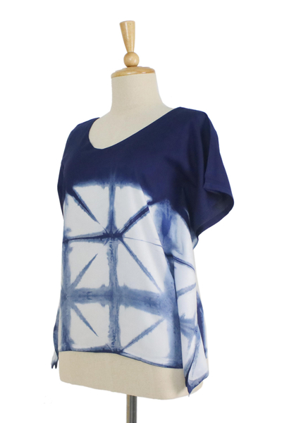 Bluse aus gebatikter Baumwolle - Indigoweiße, kurzärmlige Baumwollbluse mit geometrischem Batikmuster
