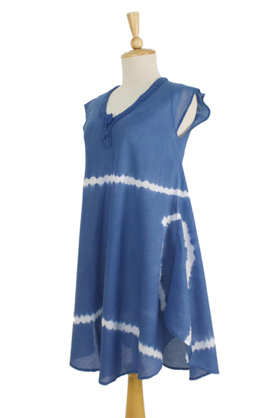 Kurzärmliges Kleid aus Batik-Baumwolle, „Sprite“ – Denimblau-weiß gestreiftes Batik-Baumwollkleid mit Flügelärmeln