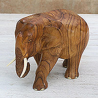 Escultura de madera de teca, 'Go For a Walk' (izquierda) - Escultura de madera de teca de un elefante mirando hacia la izquierda de Tailandia