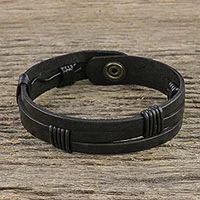 Herren-Armband aus Leder, „Commander in Black“ – Herren-Armband aus schwarzem Leder mit Messingverschluss