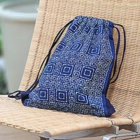 Rucksack mit Kordelzug aus Baumwolle, „Indigo Maze“ – Rucksack mit Kordelzug aus indigoblauer Batik-Baumwolle mit quadratischem Motiv
