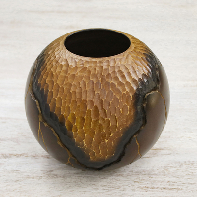 Dekorative Vase aus Holz, 'Geotische Anfänge'. - Dekorative Kugelvase aus Mangoholz, handgeschnitzt und geätzt