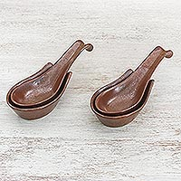Cucharas de cerámica con descanso, (par) - Cucharas rústicas de cerámica marrón castaño con reposapiés (par)