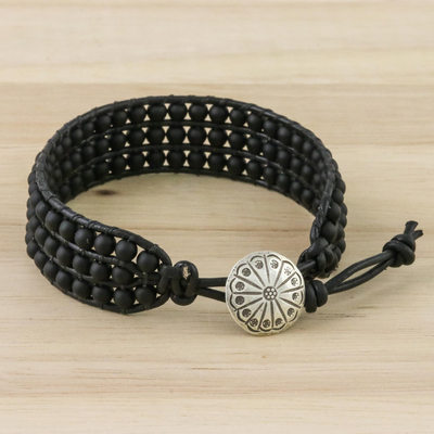 Armband aus Glasperlen - Armband aus mattschwarzen Perlen und Karen-Silberknöpfen