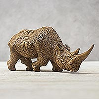 Escultura de madera, 'Respectful Rhino' - Escultura de rinoceronte de madera Raintree de Tailandia