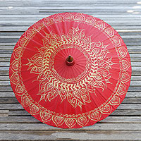 Saa-Papiersonnenschirm, „Motifs on Red“ – Saa-Papiersonnenschirm in Rot mit goldenen Akzenten aus Thailand