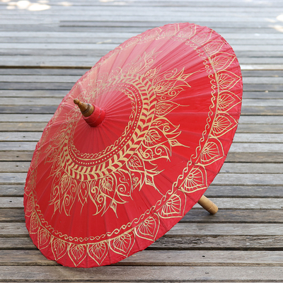 Sonnenschirm aus Saa-Papier - Saa-Papiersonnenschirm in Rot mit goldenen Akzenten aus Thailand
