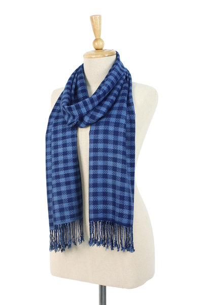 Bufanda de mezcla de algodón y rayón teñida con nudos - Bufanda de mezcla de algodón y rayón teñida con motivo cuadrado en azul