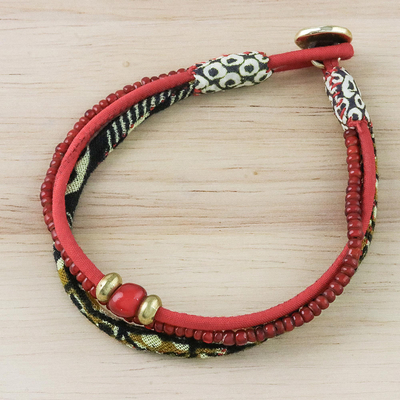Perlenarmband aus Baumwollgewebe, 'Raging Red'. - Eklektisches Boho-Gewebe-Armband aus Baumwolle und Glasperlen in Rot