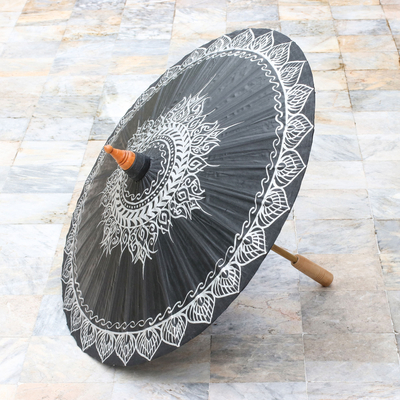 Sonnenschirm aus Baumwolle und Bambus - Sonnenschirm aus Baumwolle mit handbemalten Motiven in Silber