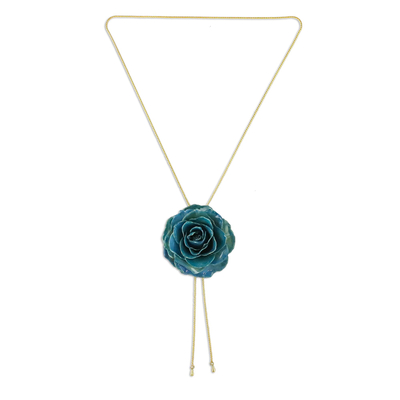 Collar de lazo de rosa natural chapado en oro - Rosa natural azul en un collar de lazo chapado en oro