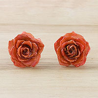 Pendientes de botón de flor natural, 'Pequeña rosa en rojo-naranja' - Pendientes de botón de rosa real en miniatura rojo-naranja sumergidos en resina