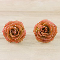 Pendientes de botón de flor natural, 'Petite Rose in Light Orange' - Pendientes de botón de rosa en miniatura naranja claro sumergidos en resina