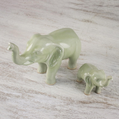 Estatuillas de cerámica Celadon, (par) - Conjunto de 2 Estatuillas de Cerámica de Madre y Cría de Elefante
