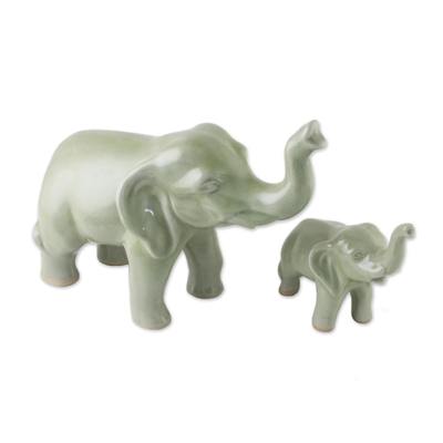 Celadon-Keramikstatuetten, (Paar) - Set mit 2 Keramikstatuetten von Mutter und Elefantenkalb