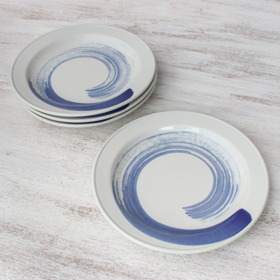 Keramische Mittagstischplatten, 'Blue Winds' (4er-Satz) - Vier kunsthandwerklich gefertigte blau-weiße keramische Mittagstischplatten