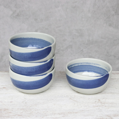 Keramik-Dessertschalen, „Blue Winds“ (4er-Set) – Handgefertigtes blaues und weißes Keramik-Set aus vier kleinen Schüsseln