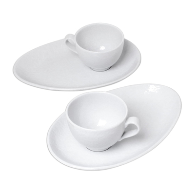 Tazas y platos snack de cerámica, (juego para dos) - Juego de dos tazas y plato de aperitivos de cerámica blanca artesanal.