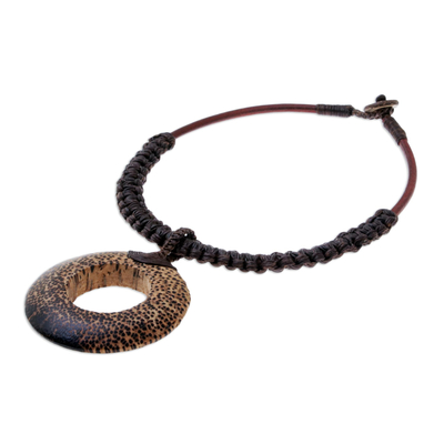 Halskette mit Anhänger aus Holz und Leder - Handgefertigte Halskette mit Anhänger aus Kokosnussholz und Lederband