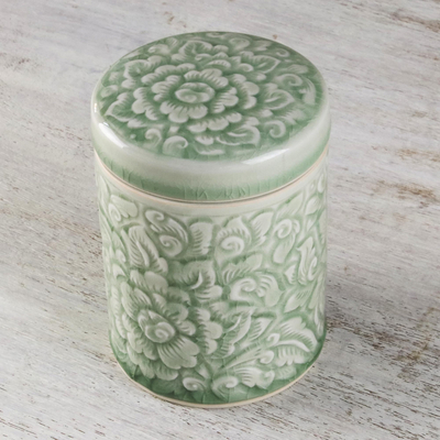 Celadon-Keramikkrug, 'Flora Dream - Handgemachte Blumen-Celadon-Keramikdose und -Deckel aus Thailand