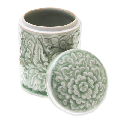 Celadon-Keramikkrug, 'Flora Dream - Handgemachte Blumen-Celadon-Keramikdose und -Deckel aus Thailand