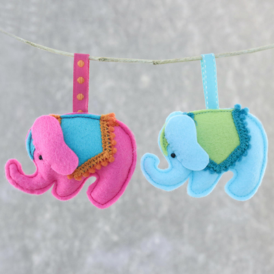 Filzornamente, (Paar) - Elefanten-Ornamente aus Filz in Fuchsia und Blau (Paar)