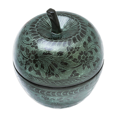 Dekorativer Krug aus Mangoholz, 'Apfel Delikatesse in Grün'. - Floral graviertes Apfel-Dekorglas aus Mangoholz in Grün