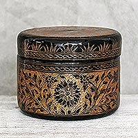 Deko-Box aus Mangoholz, „Exotic Flora in Gold“ – Runde Deko-Box aus Mangoholz in Gold aus Thailand