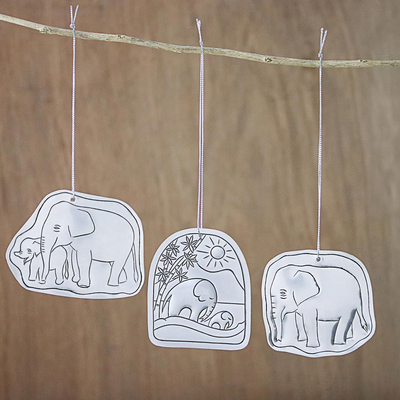 Adornos de hojalata, 'Elephant Life' (juego de 3) - Adornos navideños de hojalata hechos a mano con escenas de elefantes (juego de 3)