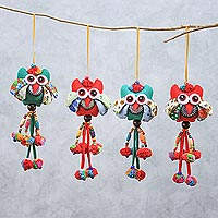 Ornamente aus Baumwollmischung, „Owl Delight“ (4er-Set) - Eulenornamente aus Baumwollmischung in Grün und Rot (4er-Set)