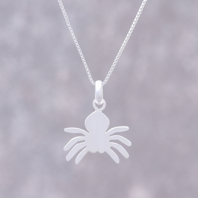 Halskette mit Anhänger aus Sterlingsilber, „Gleaming Spider“ – Halskette mit Spinnenanhänger aus Sterlingsilber aus Thailand