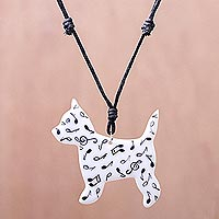 Halskette mit Keramikanhänger, „Dog Melody“ – Halskette mit Hundeanhänger aus Keramik mit Musikmotiv aus Thailand