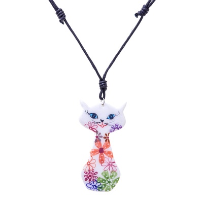 Keramik-Anhänger-Halskette, „Daisy Cat“ – Keramik-Blumen-Katzen-Anhänger-Halskette aus Thailand