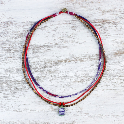 Halskette mit Anhänger aus Baumwolle und Holzperlen - Halskette mit Anhänger aus vielen Strängen aus blauem und rotem Holz, Baumwolle und Messing