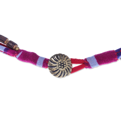 Halskette mit Anhänger aus Baumwolle und Holzperlen - Halskette mit Anhänger aus vielen Strängen aus blauem und rotem Holz, Baumwolle und Messing