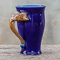 Tasse aus Celadon-Keramik, „Elephant Handle in Blue“ – Tasse aus Celadon-Keramik mit thailändischem Elefanten-Motiv in Blau