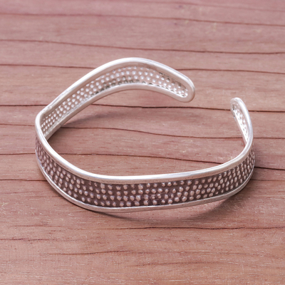 Silbernes Manschettenarmband - Handgefertigtes karen silberfarbenes strukturiertes Wellen-Manschettenarmband