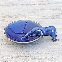 Porta incienso de cerámica, 'Sipping Elephant' - Porta incienso de cerámica azul con temática de elefante de Tailandia