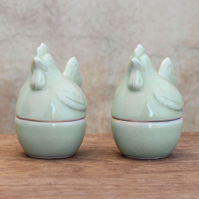 Eierbecher aus Celadon-Keramik, (Paar) - Henne-Eierbecher aus Celadon-Keramik aus Thailand (Paar)