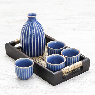 Seladon-Keramik-Sake-Set, (Set für 4) - Blauer Keramik-Dekanter und Tassen mit Holztablett (Set für 4)
