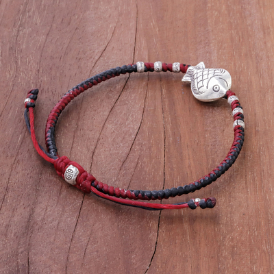 Silbernes Armband mit Anhänger - Rotes und schwarzes silbernes Fischanhänger-Armband aus Thailand