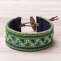 Baumwollarmband, „Verdant Hmong“ – Kreuzstich-Armband aus Hmong-Baumwolle in Grün