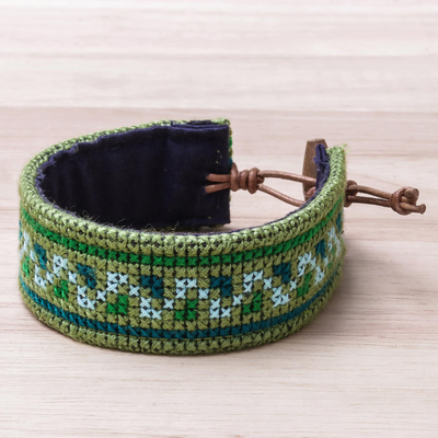 Baumwollarmband - Kreuzgenähtes Armband aus Hmong-Baumwolle in Grün