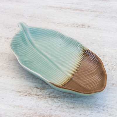 Plato de cerámica Celadon, 'La naturaleza está presente' - Fuente de cerámica de celadón en forma de hoja de Tailandia