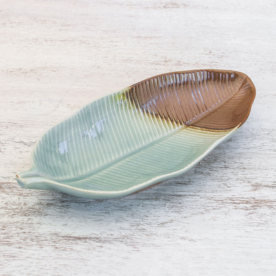 Celadon-Keramikplatte, „Nature is Present“ - Blattförmige Celadon-Keramikplatte aus Thailand