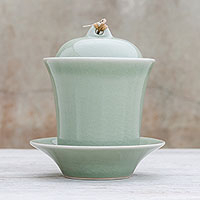 Taza de sopa de cerámica Celadon con tapa y platillo, 'Cup of Comfort in Green' - Juego de platillos con tapa de taza de sopa de cerámica verde Celadon hecho a mano