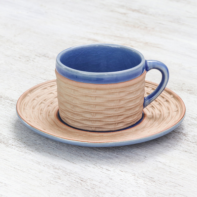 Tasse und Untertasse aus Keramik - Handgefertigte blaue Keramiktasse und Untertasse mit Korbmotiv