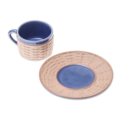 Tasse und Untertasse aus Keramik - Handgefertigte blaue Keramiktasse und Untertasse mit Korbmotiv