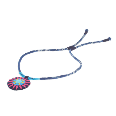 Halskette mit Anhänger aus Baumwolle - Handgefertigte Halskette mit Baumwollanhänger in Rosa aus Thailand