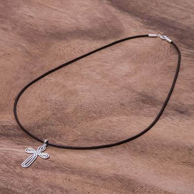 Halskette mit Anhänger aus Sterlingsilber - Halskette mit kreuzförmigem Anhänger aus Sterlingsilber aus Thailand